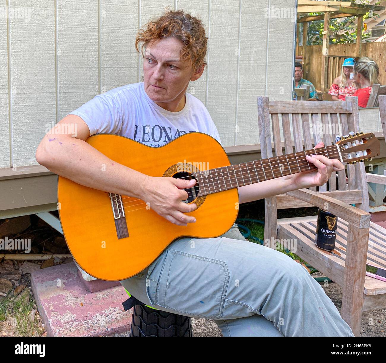 Waikiki, Honolulu, Hawaii - 31 octobre, 2021 femmes jouent de la guitare  acoustique Photo Stock - Alamy