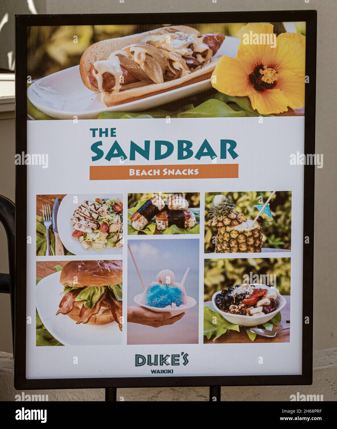 Waikiki, Honolulu, Hawaii - 31 octobre 2021 - panneau de plage annonçant le restaurant de plage Duke's Sandbar. Banque D'Images
