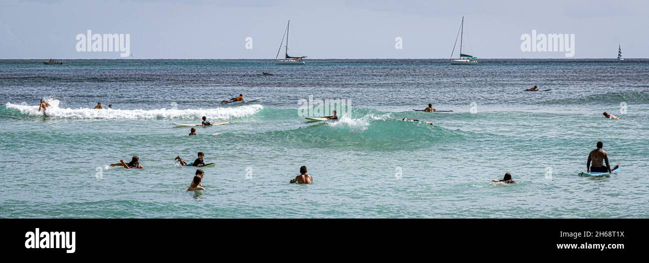 Honolulu, Hawaii - 6 novembre 2021 - les jeunes garçons jouent sur leurs planches de surf. Banque D'Images