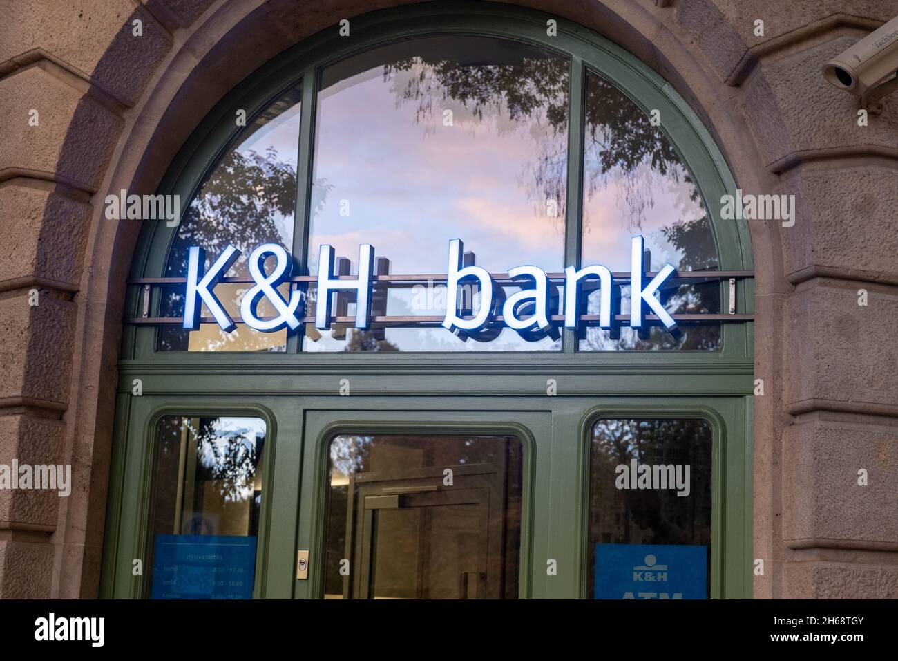 Budapest, Hongrie - 1er novembre 2021 : KH Bank ou Kereskedelmi et Hitelbank Sign, illustrative Editorial. Banque D'Images