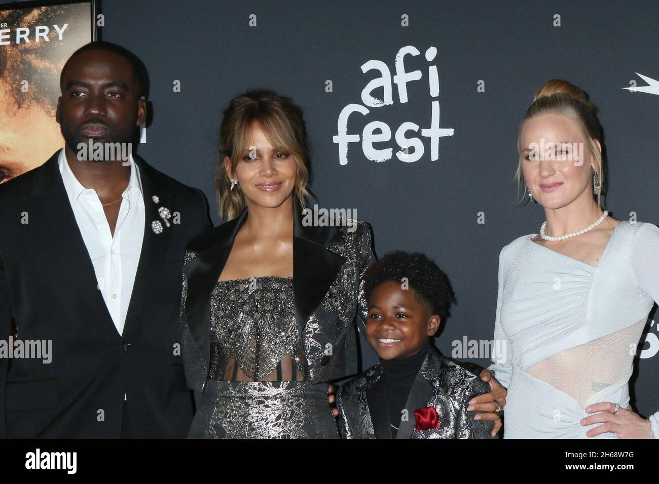 Los Angeles, Californie.13 novembre 2021.Shamier Anderson, Halle Berry, Danny Boyd Jr, Valentina Shevchenko à l'arrivée pour LA PREMIÈRE MEURTRISÉE au 2021 AFI FEST, TCL Chinese Theatre, Los Angeles, CA 13 novembre 2021.Crédit : Priscilla Grant/Everett Collection/Alay Live News Banque D'Images