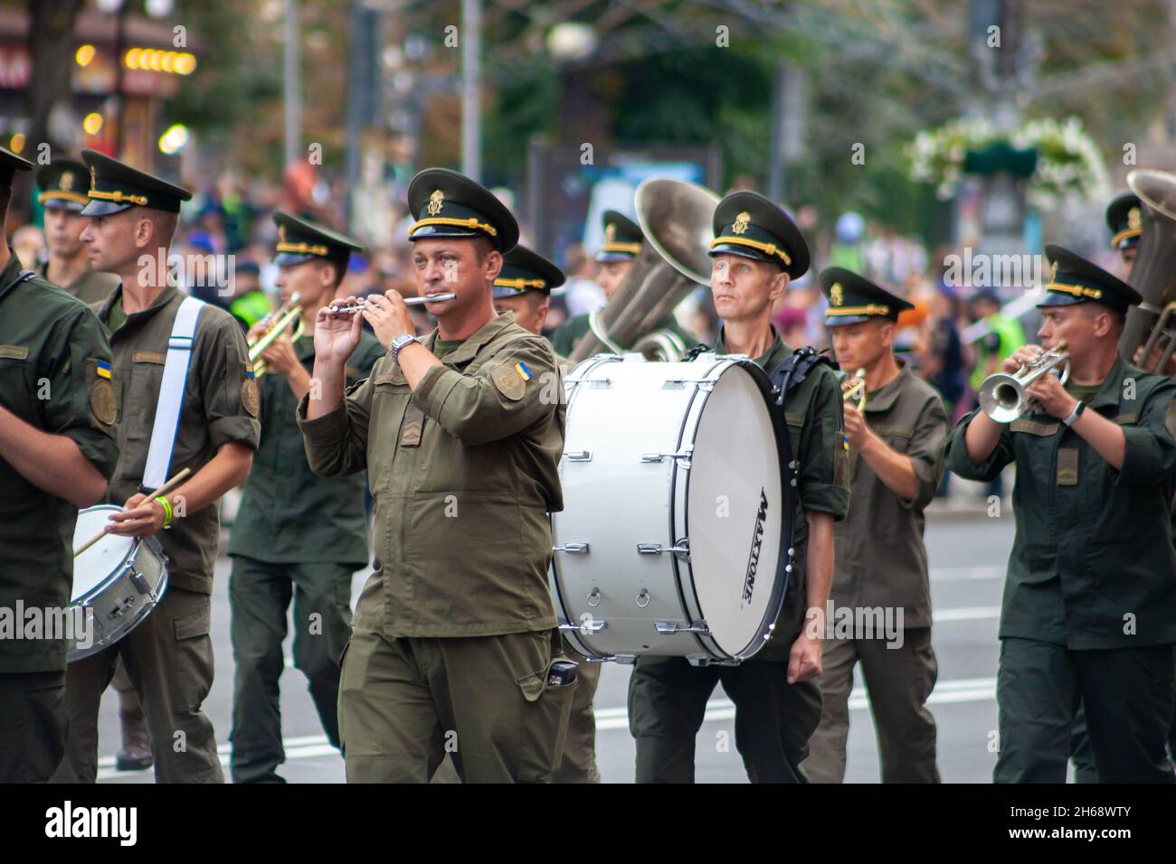 Ukraine, Kiev - 18 août 2021 : bande militaire.Instruments de musique à vent.Les soldats jouent de la musique.L'armée ukrainienne marche dans le défilé.Marche de la foule.Soldats de l'armée. Banque D'Images