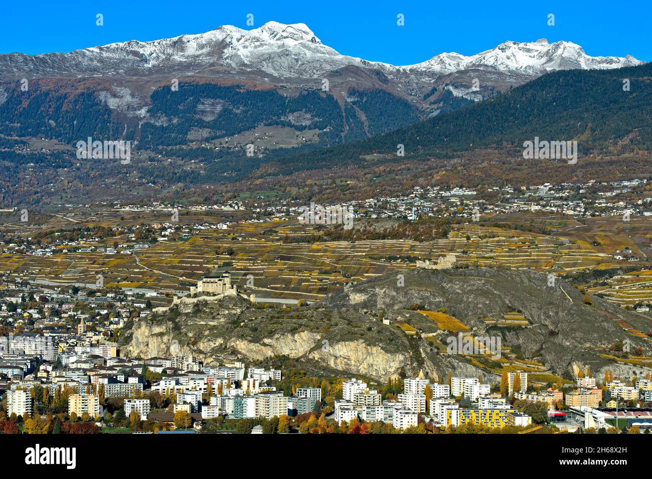 Sion, capitale du canton du Valais, Basilique de Valère, à gauche, et château de Tourbillon, à droite,Sion, Valais, Suisse Banque D'Images