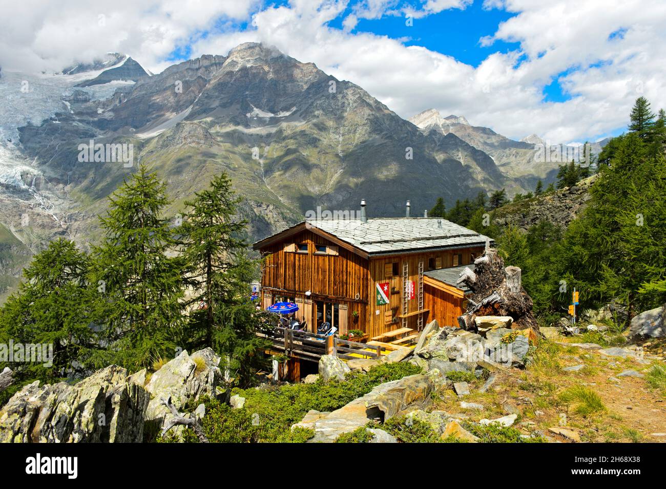 Refuge de montagne Europahütte sur le sentier de randonnée Europaweg, Randa, Valais, Suisse Banque D'Images