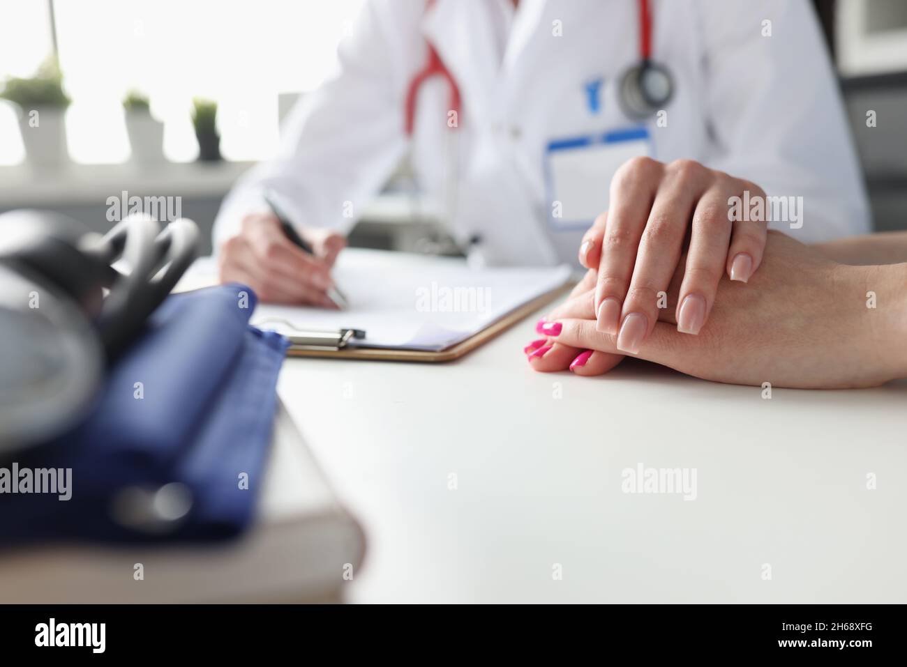 Femme médecin tenant la main du patient, en gros plan Banque D'Images