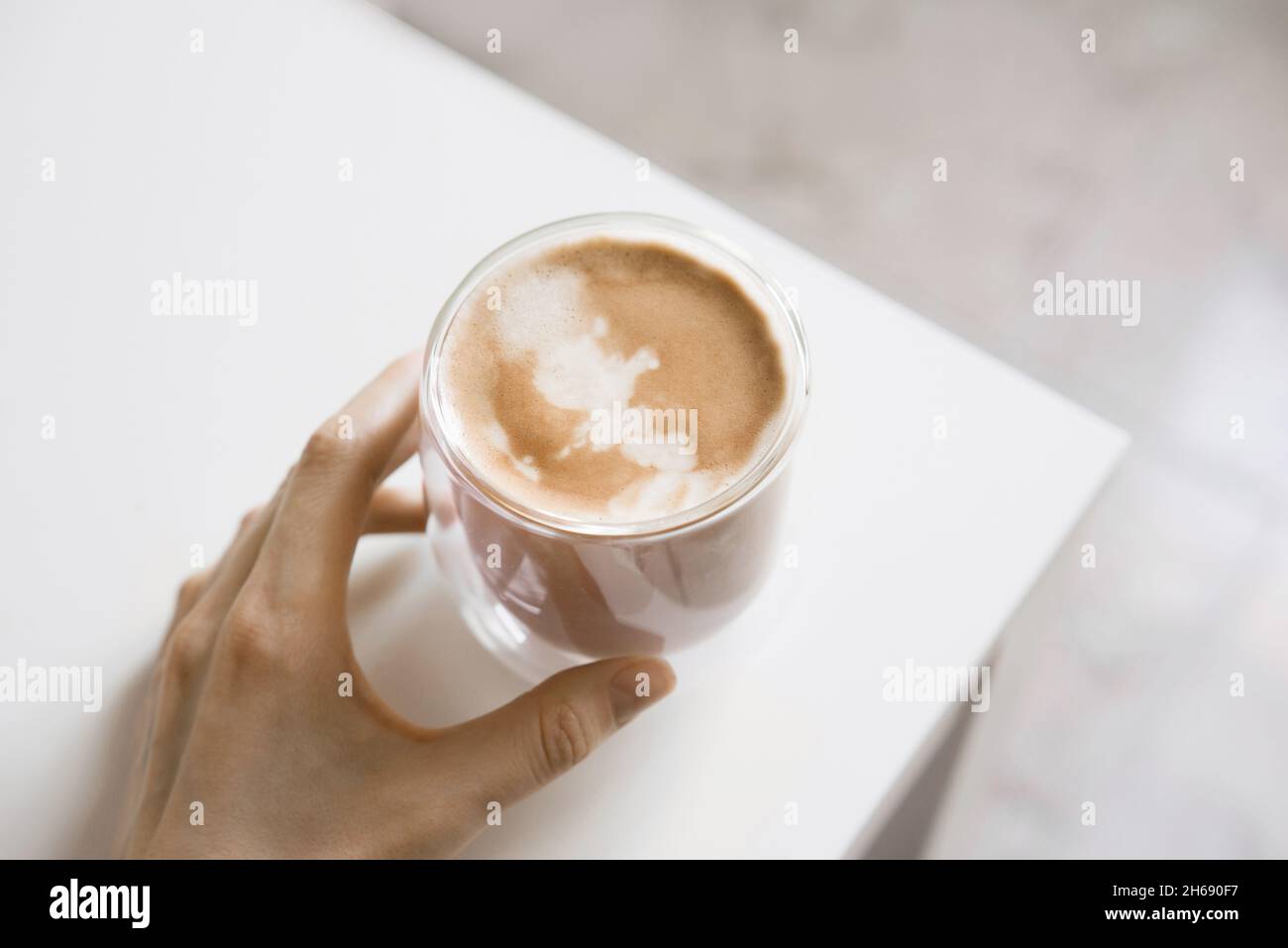 Femme tenant main tasse de café fait maison.Cappuccino au lait Banque D'Images
