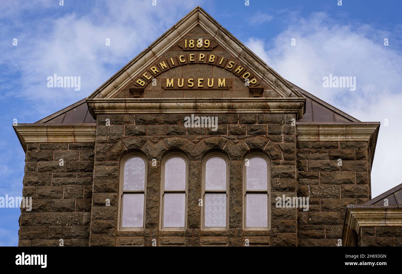 Honolulu, Hawaii - 31 octobre 2021 - panneau indiquant que le musée Bishop a été créé en 1889. Banque D'Images