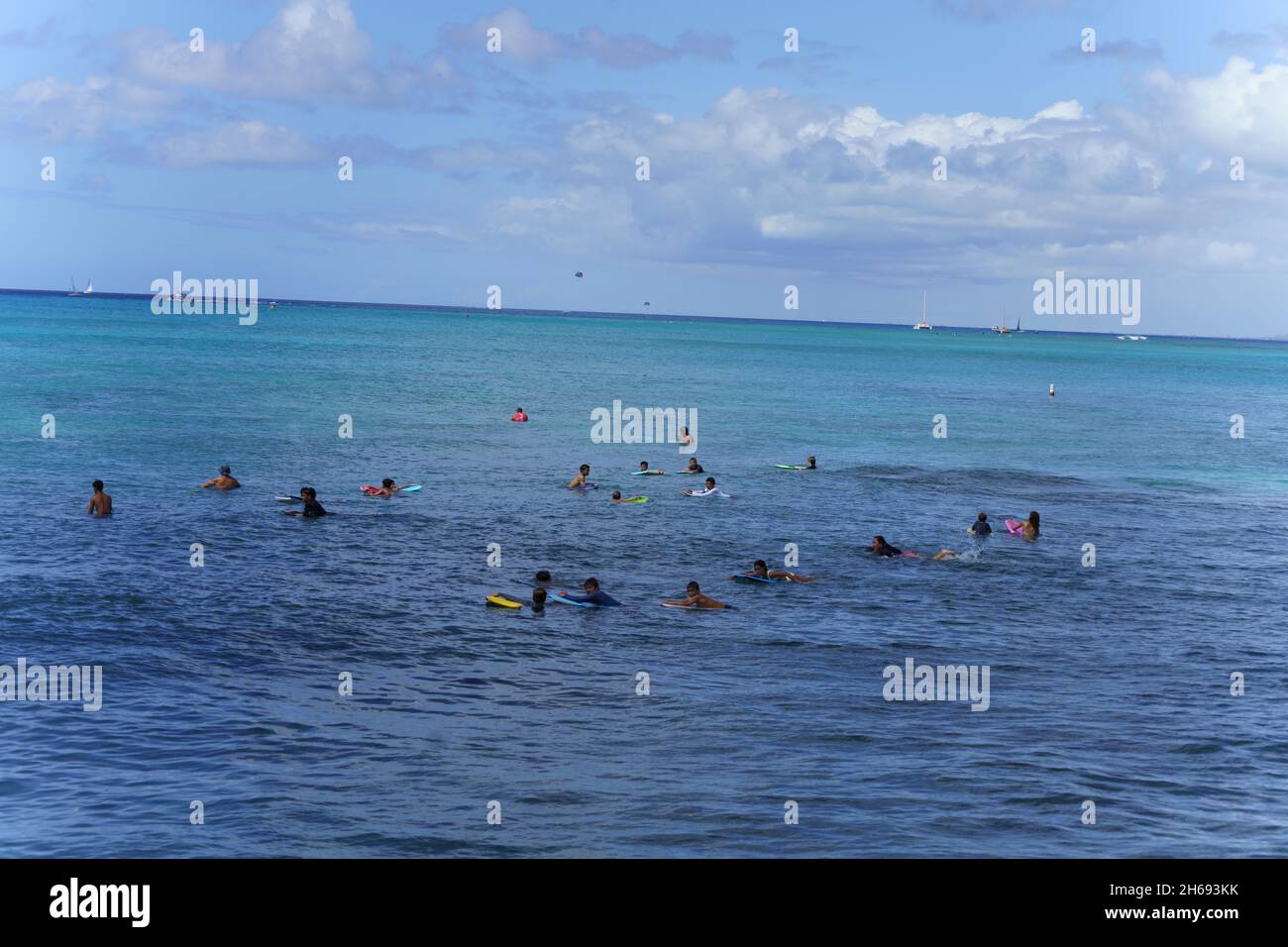 Honolulu, Hawaii - 6 novembre 2021 - les jeunes attendent avec leurs planches de surf pour la prochaine vague de surf. Banque D'Images