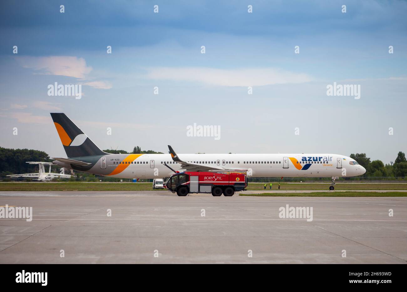 Ukraine, Kiev - 1er septembre 2021 : avion passager de la compagnie aérienne AZURAIR à l'aéroport.Avion UR-AZD Azur Air Ukraine.Camion de pompiers sur la piste.Tablier de l'aéroport. Banque D'Images