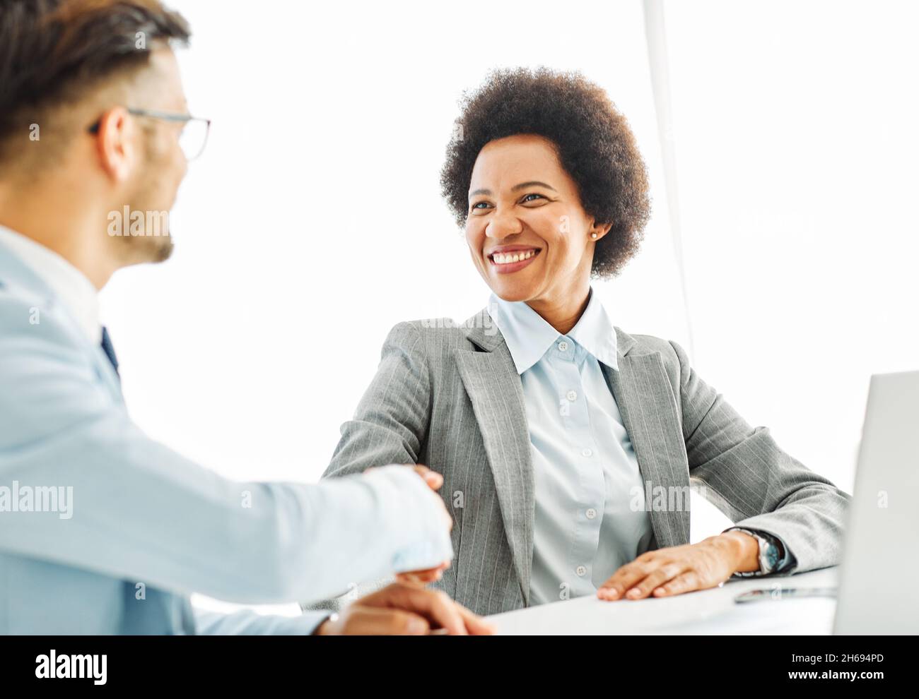 femme d'affaires bureau poignée de main accord de réunion poignée de main portrait noir succès contrat portable Banque D'Images