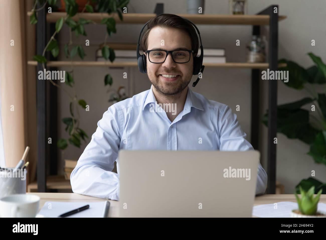 Portrait d'un jeune homme confiant tenant une réunion par appel vidéo. Banque D'Images