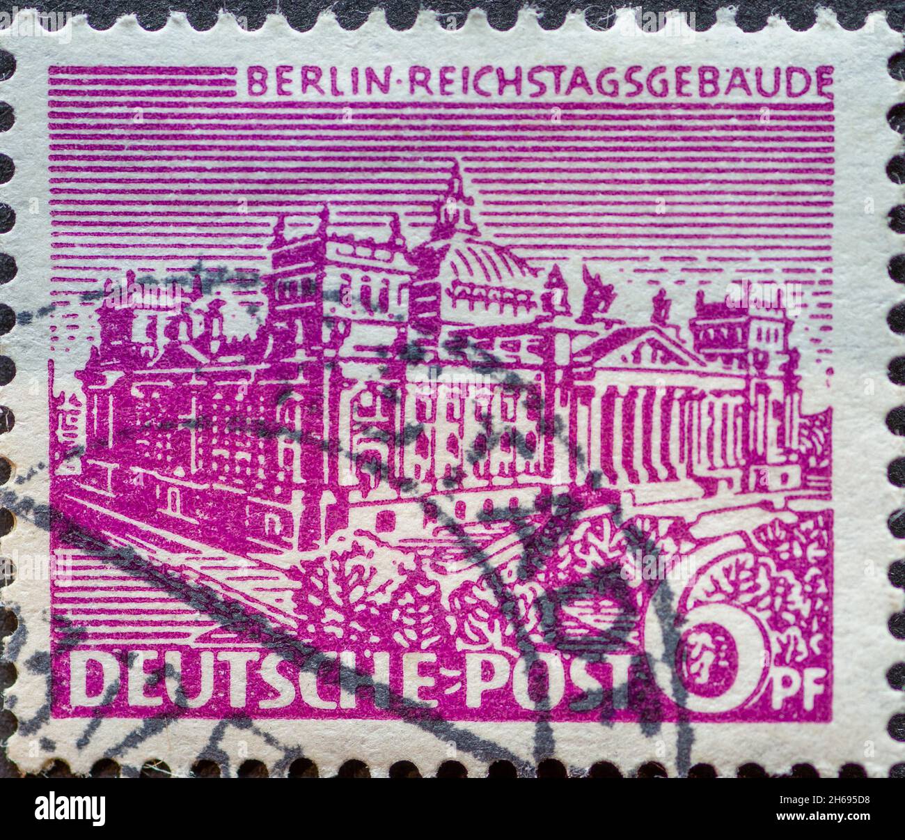 ALLEMAGNE, Berlin - VERS 1949: Timbre-poste de l'Allemagne, Berlin montrant les bâtiments de Berlin.Berlin Reichstag bâtiment en violet Banque D'Images
