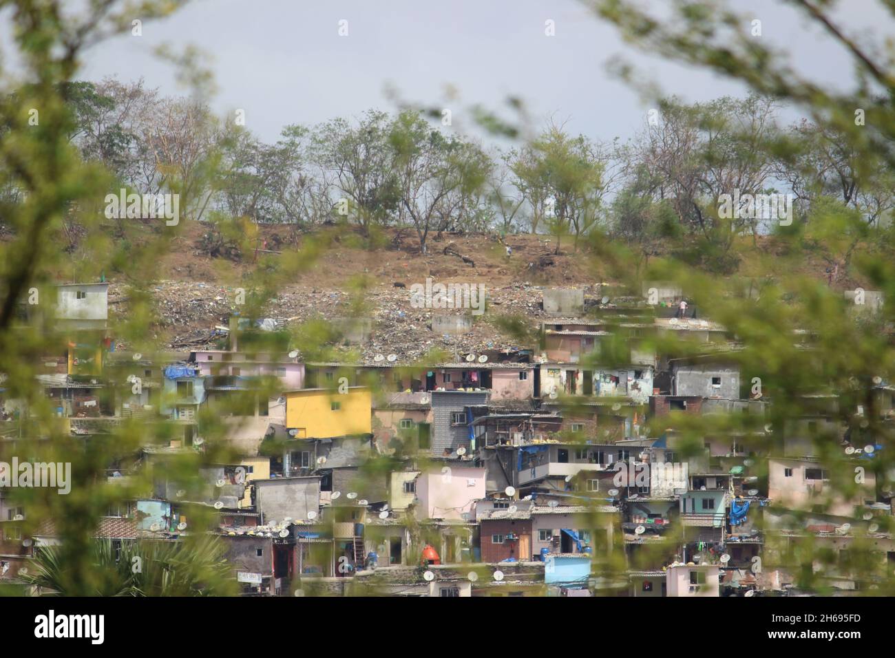 Mumbai, Maharashtra, Inde, novembre 13 2021 : le bidonville arrive à Vikhroli, une banlieue de Mumbai près de Powai, Inde.Un quartier urbain très bondé et peu encombré Banque D'Images