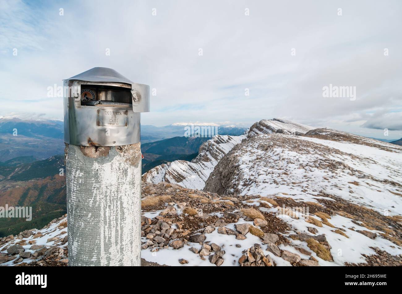 Livre sur le sommet de la montagne, Viewpoint, sommet de Torreta del Cadi, Catalogne, Espagne Banque D'Images