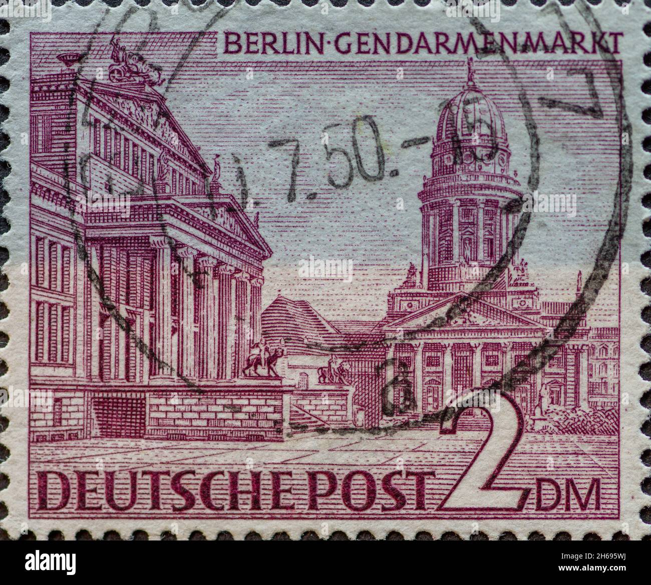ALLEMAGNE, Berlin - VERS 1949: Timbre-poste de l'Allemagne, Berlin montrant les bâtiments de Berlin: Marché de Berlin Gendarmen en violet Banque D'Images