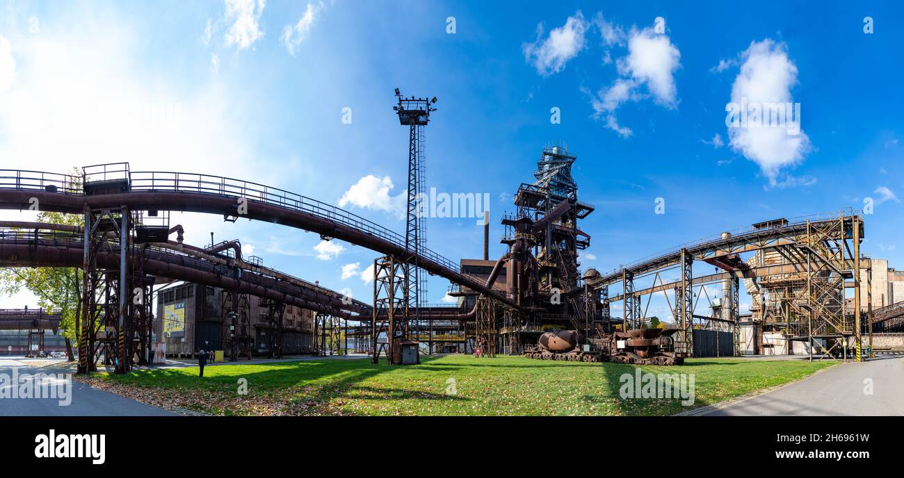 Une photo panoramique du complexe industriel de la Basse-Vítkovice s'est concentrée sur la tour Bolt et les tuyaux du four Blast. Banque D'Images