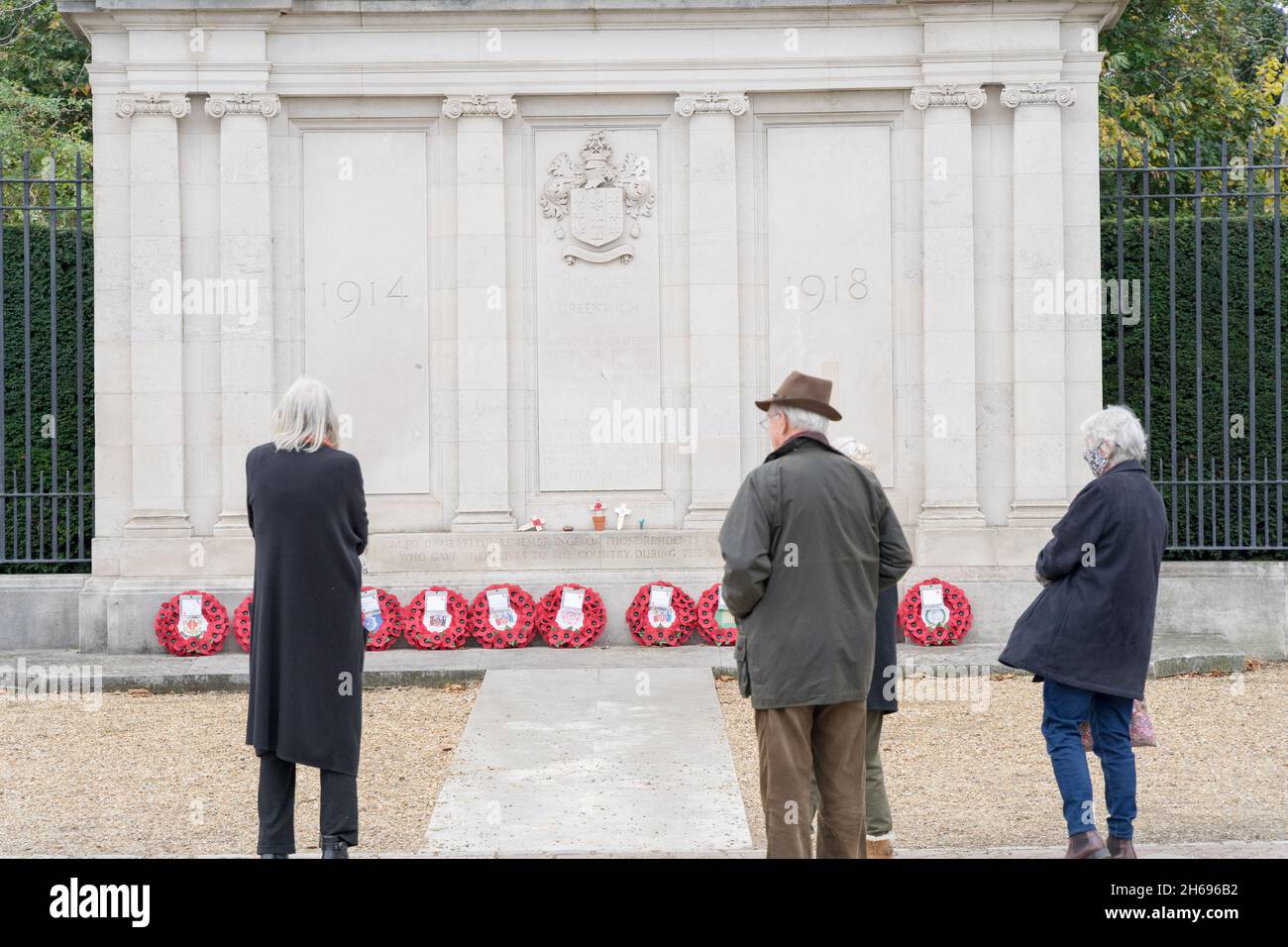 Greenwich, Londres, Royaume-Uni.14 novembre 2021.Les résidents, l'équipage des pompiers, les anciens combattants, le groupe scout et les conseillers locaux se réunissent pour rendre hommage le dimanche du souvenir au mémorial de guerre de Maze Hill Greenwich.Credit: xiu Bao/Alay Live News Banque D'Images