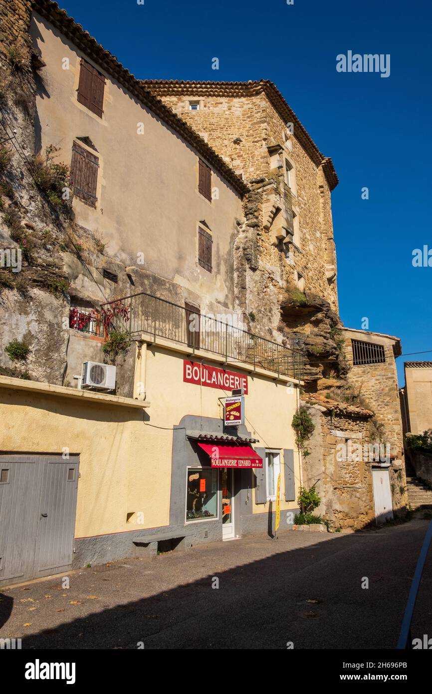 Une boulangerie à Grillon, Vaucluse, Provence, construite dans la face du promontoire rocheux au centre du village Banque D'Images