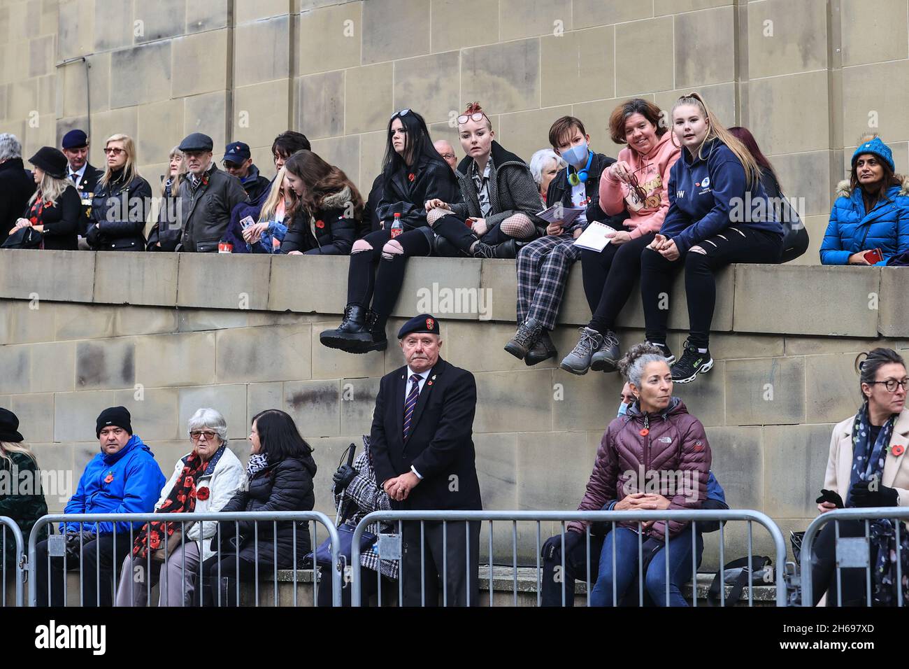 Le 14 novembre 2021, les membres du public se rassemblent pour assister à la parade lors des hommages du dimanche du souvenir au War Memorial de Victoria Gardens Leeds, West Yorkshire, Royaume-Uni. Banque D'Images