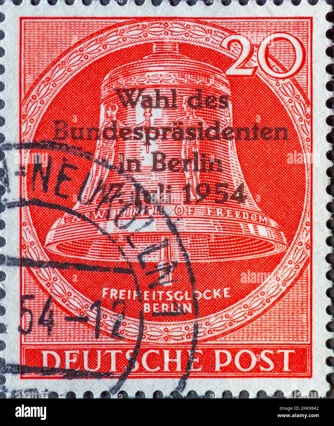 ALLEMAGNE, Berlin - VERS 1954: Timbre-poste de l'Allemagne, Berlin montrant la cloche de la liberté avec le texte: Nouvelle naissance de la liberté.Clapper au milieu Banque D'Images