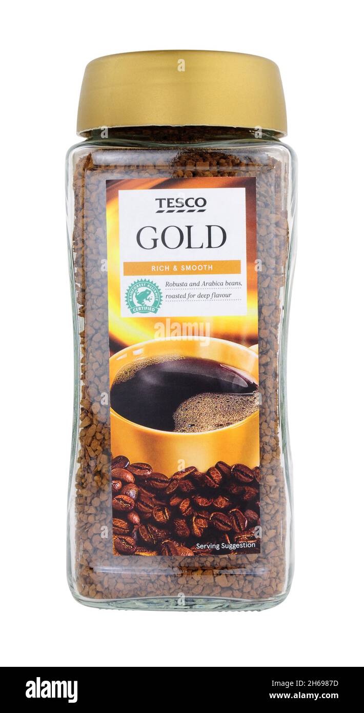 Stockport, Royaume-Uni, le 6th janvier 2020, pot de Tesco supermarché propre de marque mélange d'or grains de café instantané isolés sur un fond blanc Banque D'Images