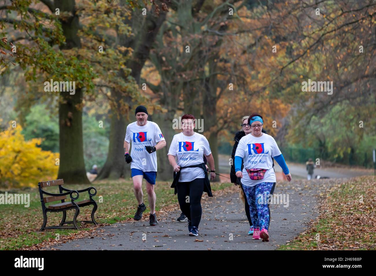 Northampton, Royaume-Uni.14 novembre 2021.Faites la course de coquelicots à Abington Park.Les participants pouvaient courir, marcher ou se promener dans le parc pittoresque en aide à la Légion royale britannique qui a amasser plus de 750 livres sterling.Crédit : Keith J Smith./Alamy Live News Banque D'Images