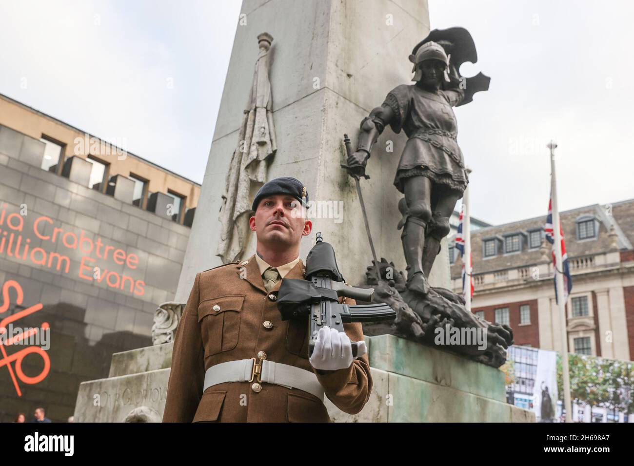 Un militaire aux armes pendant les hommages du dimanche du souvenir au War Memorial à Victoria Gardens Leeds, West Yorkshire, Royaume-Uni le 14 novembre 2021. À Leeds, Royaume-Uni le 11/14/2021.(Photo de Mark Cosgrove/News Images/Sipa USA) Banque D'Images