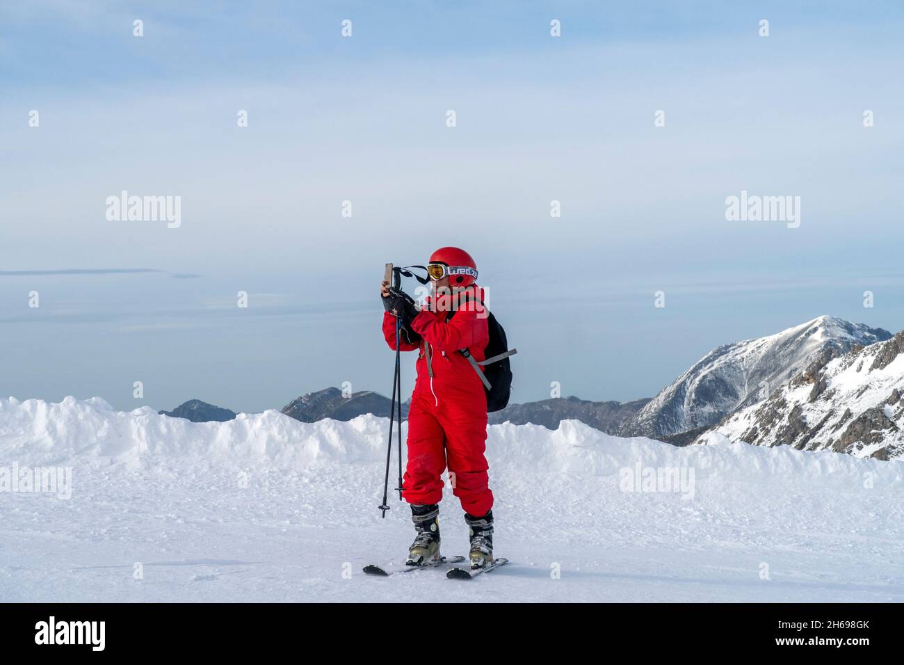 Skieur photographiant le paysage sur une piste de ski Banque D'Images