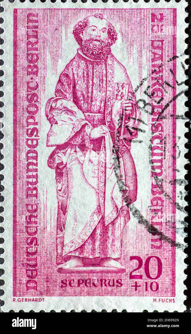 ALLEMAGNE, Berlin - VERS 1955: Timbre-poste d'Allemagne, Berlin montrant la figure de l'apôtre Saint-Pierre.25 ans diocèse de Berlin Banque D'Images