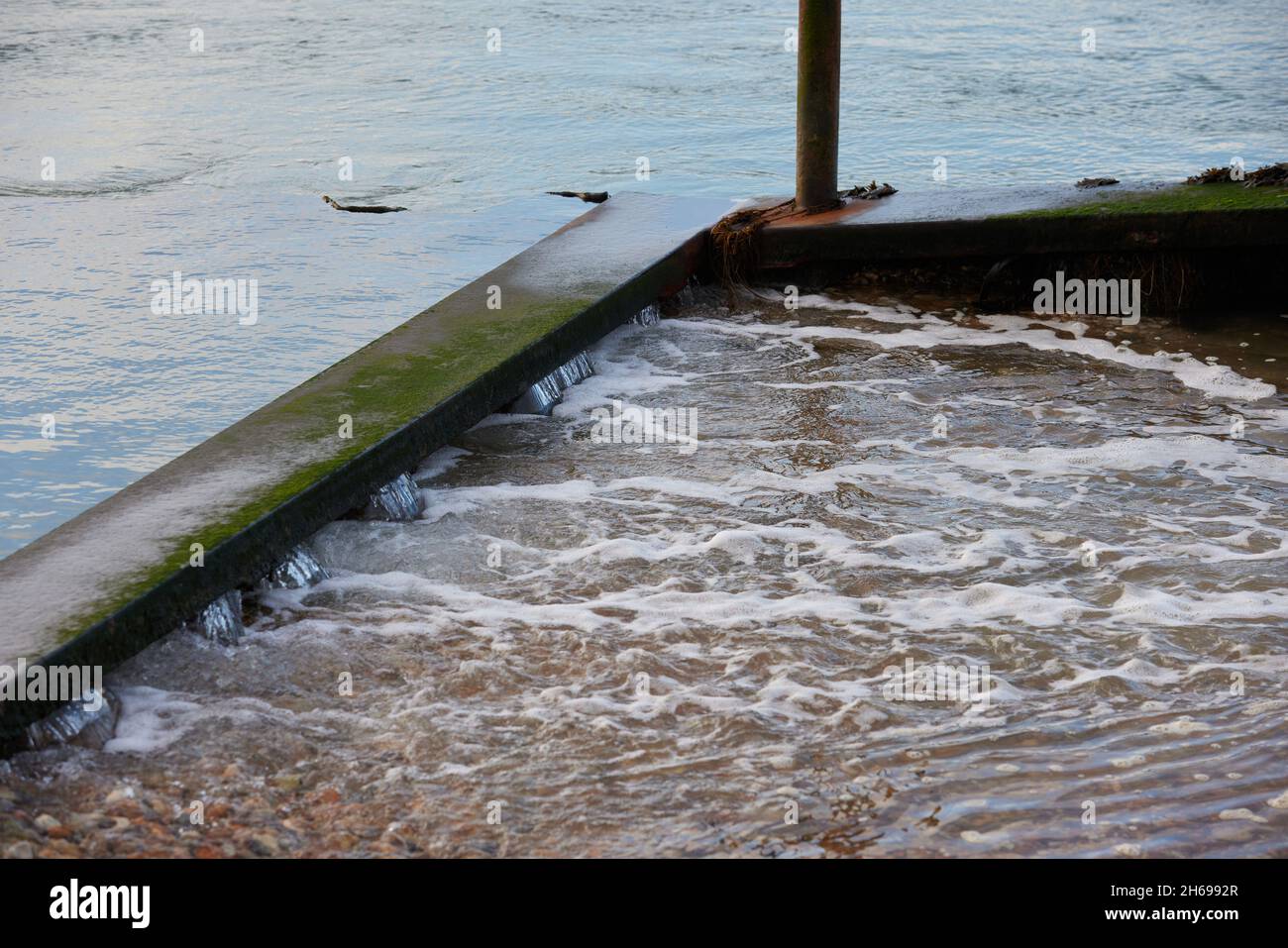 L'eau traverse les ouvertures d'une structure. Banque D'Images