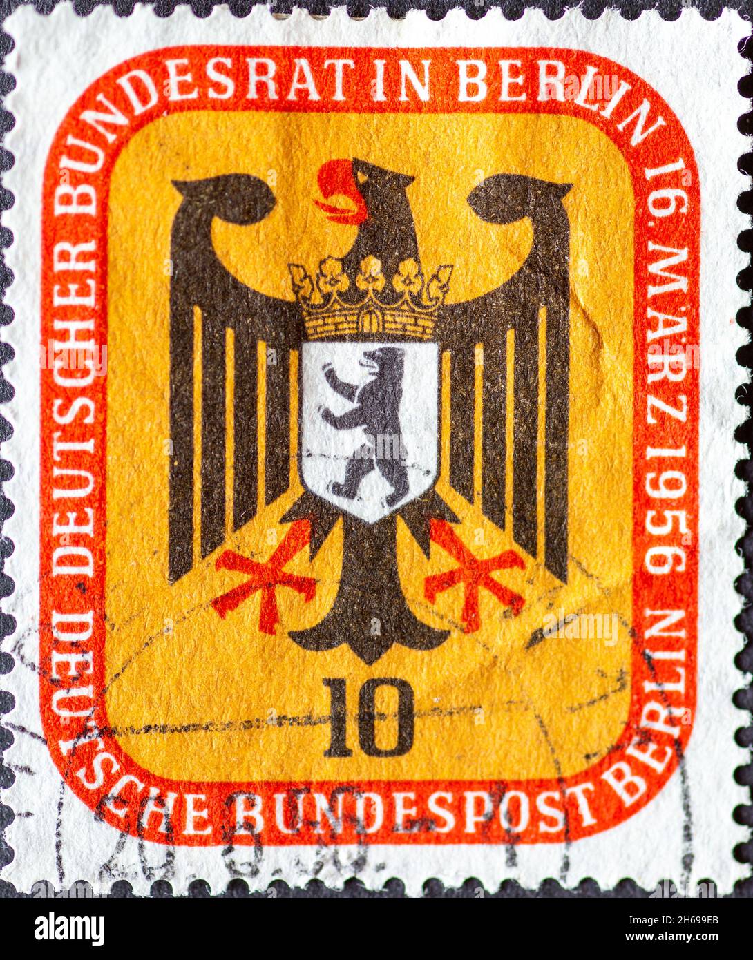 ALLEMAGNE, Berlin - VERS 1956: Timbre-poste de l'Allemagne, Berlin montrant l'aigle fédéral et les armoiries de Berlin.Conseil fédéral Allemagne à Berlin Banque D'Images
