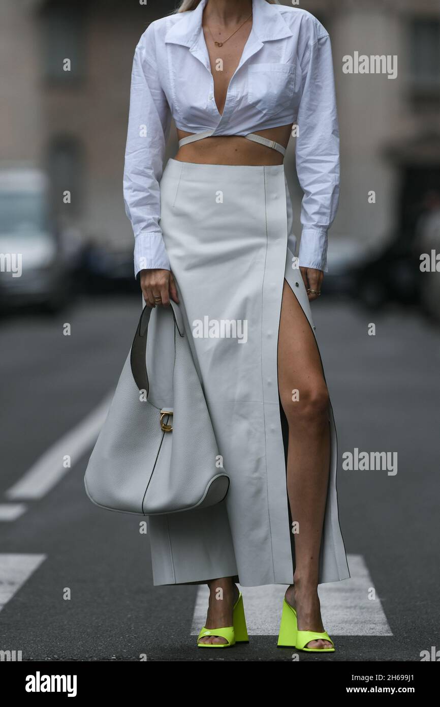 Milan, Italie - 24 septembre 2021 : tenue Street style, femme à la mode  portant une jupe longue fendue en cuir gris pâle brillant, une lea gris  pâle Photo Stock - Alamy