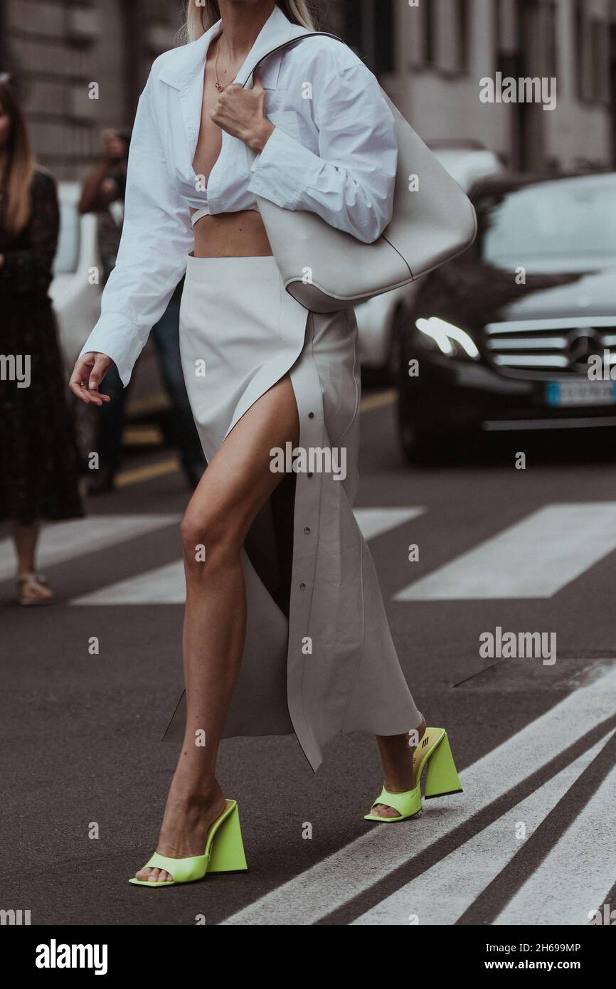 Milan, Italie - 24 septembre 2021 : tenue Street style, femme à la mode  portant une jupe longue fendue en cuir gris pâle brillant, une lea gris  pâle Photo Stock - Alamy