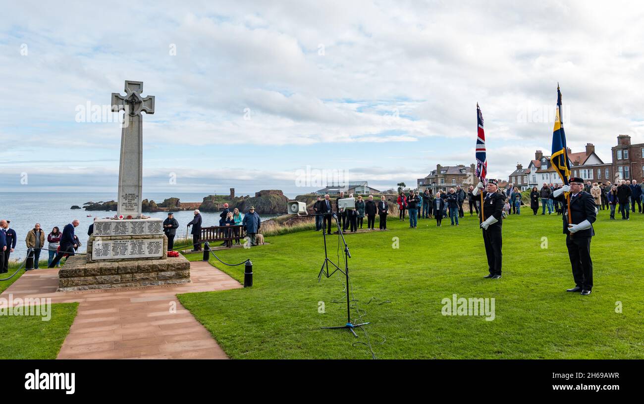 Dunbar, East Lothian, Écosse, Royaume-Uni, 14 novembre 2021.Le jour du souvenir : un service commémoratif au monument commémoratif de guerre au-dessus de la mer du Nord Banque D'Images