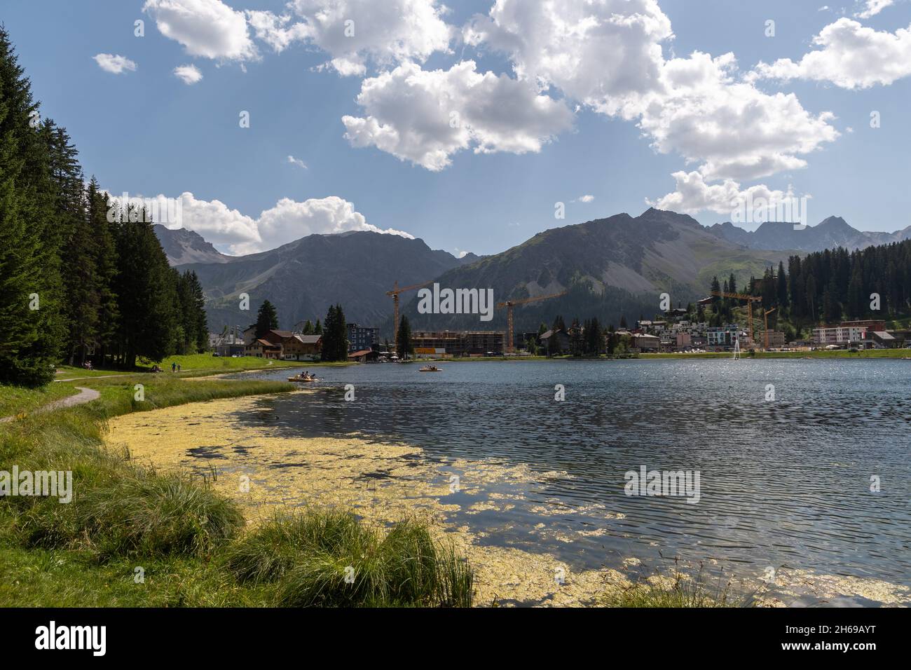 Arosa, Suisse, 15 août 2021 vue sur le lac dans un paysage alpin idyllique Banque D'Images