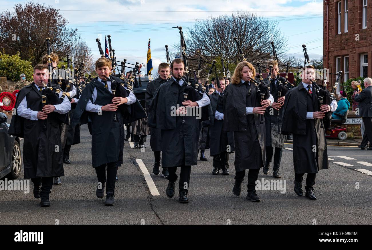 Dunbar, East Lothian, Écosse, Royaume-Uni, 14 novembre 2021.Jour du souvenir : défilé dans la ville, dirigé par la Dunbar British Legion Pipe Band, au mémorial de guerre pour un service commémoratif Banque D'Images