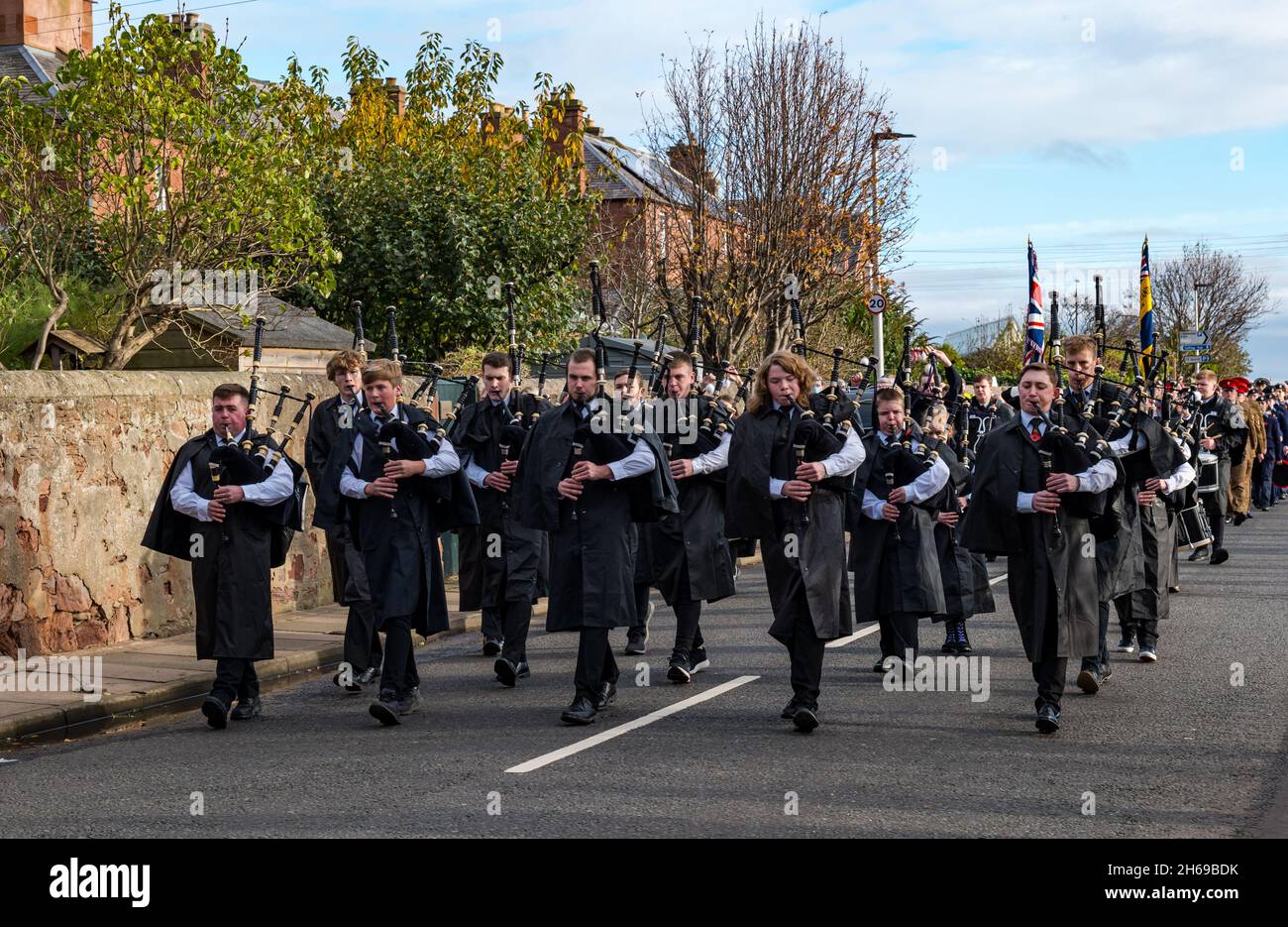 Dunbar, East Lothian, Écosse, Royaume-Uni, 14 novembre 2021.Jour du souvenir : défilé dans la ville, dirigé par la Dunbar British Legion Pipe Band, au mémorial de guerre pour un service commémoratif Banque D'Images