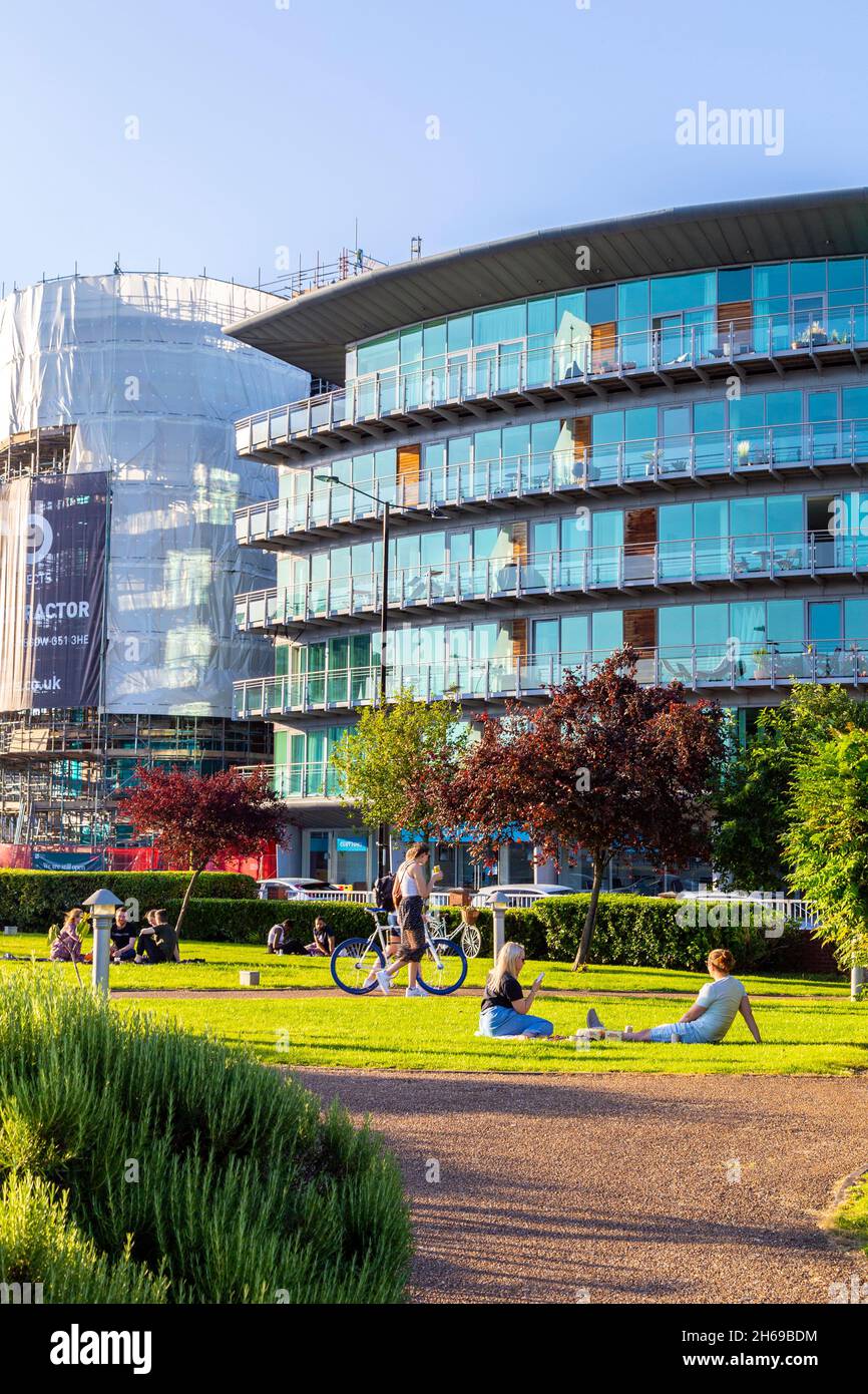 Les gens qui profitent du soleil au Hermitage Riverside Memorial Garden, Wapping, est de Londres, Royaume-Uni Banque D'Images