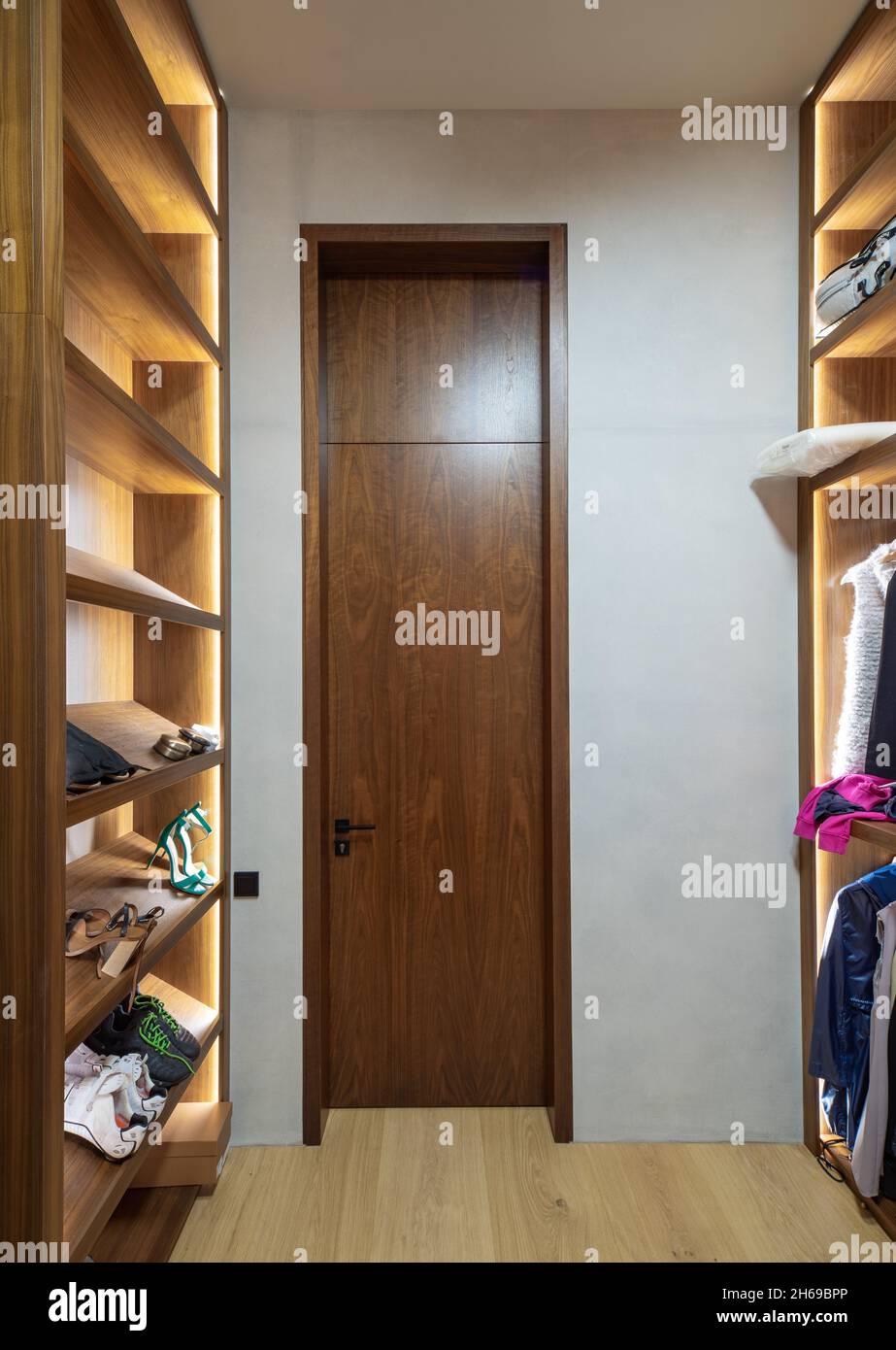Intérieur moderne d'un dressing dans un appartement de luxe.Étagères  lumineuses pour chaussures.Porte en bois Photo Stock - Alamy