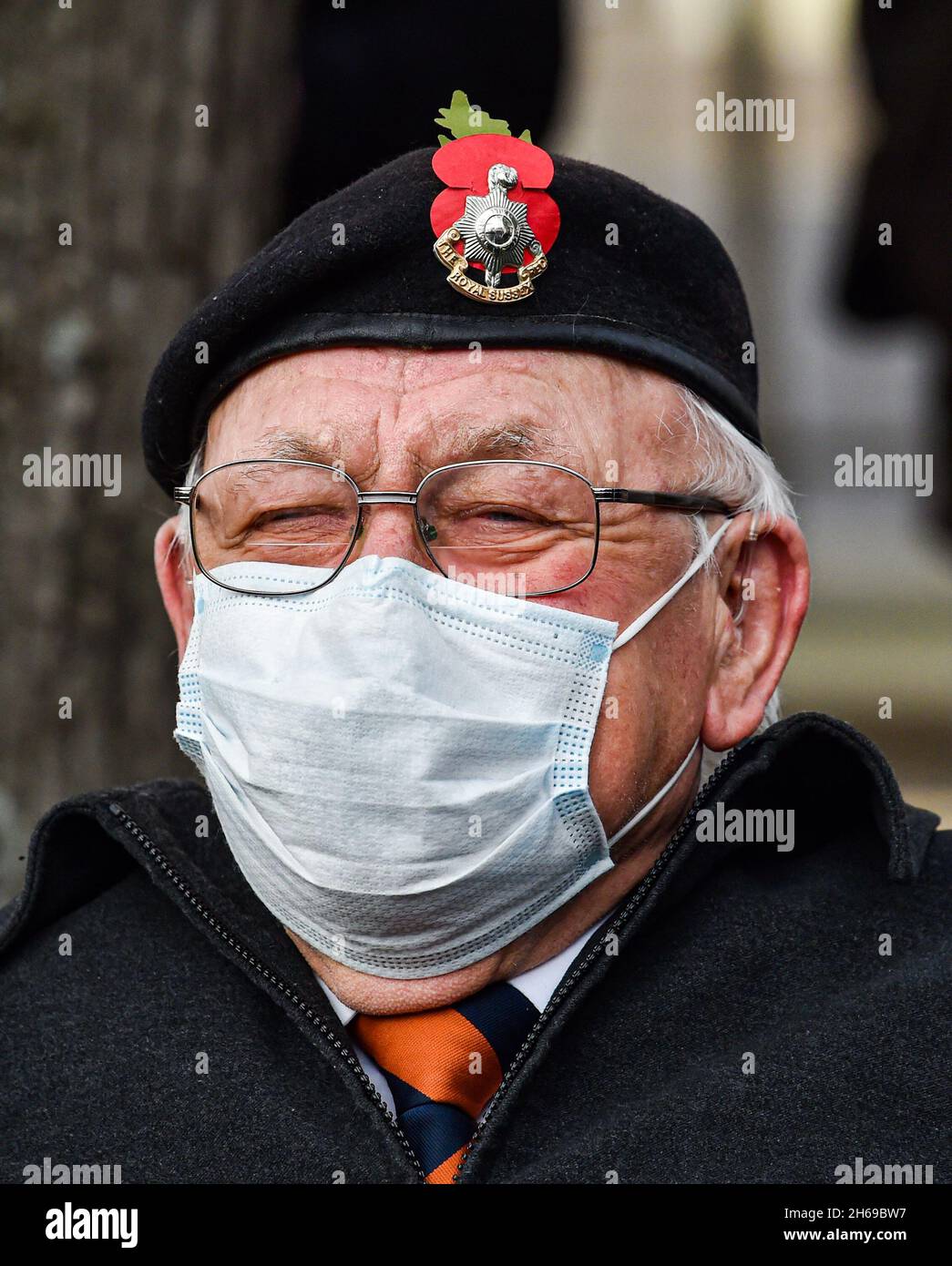 Brighton, Royaume-Uni 14 novembre - les anciens combattants au service de l'acte du souvenir se tiennent aujourd'hui au Monument commémoratif de guerre de Brighton : Credit Simon Dack / Alamy Live News Banque D'Images