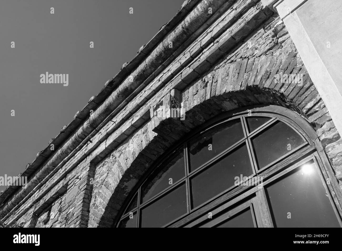 Europe, Italie, Toscane, Lucques, Palazzo Pfanner montrant la fenêtre voûtée des bâtiments le long des murs arrière des jardins Banque D'Images