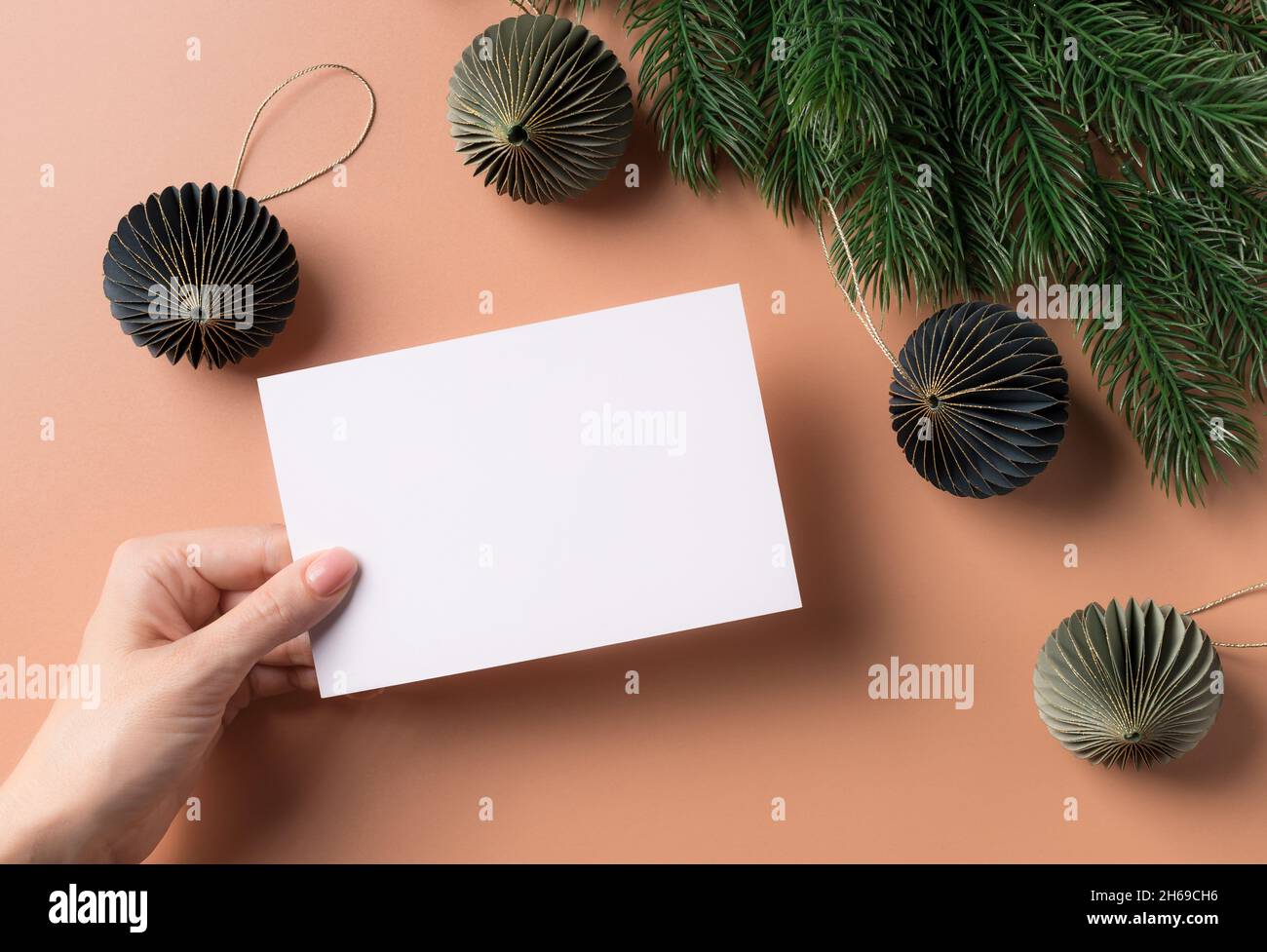 Maquette de Noël carte de voeux lettre dans la main des femmes Banque D'Images
