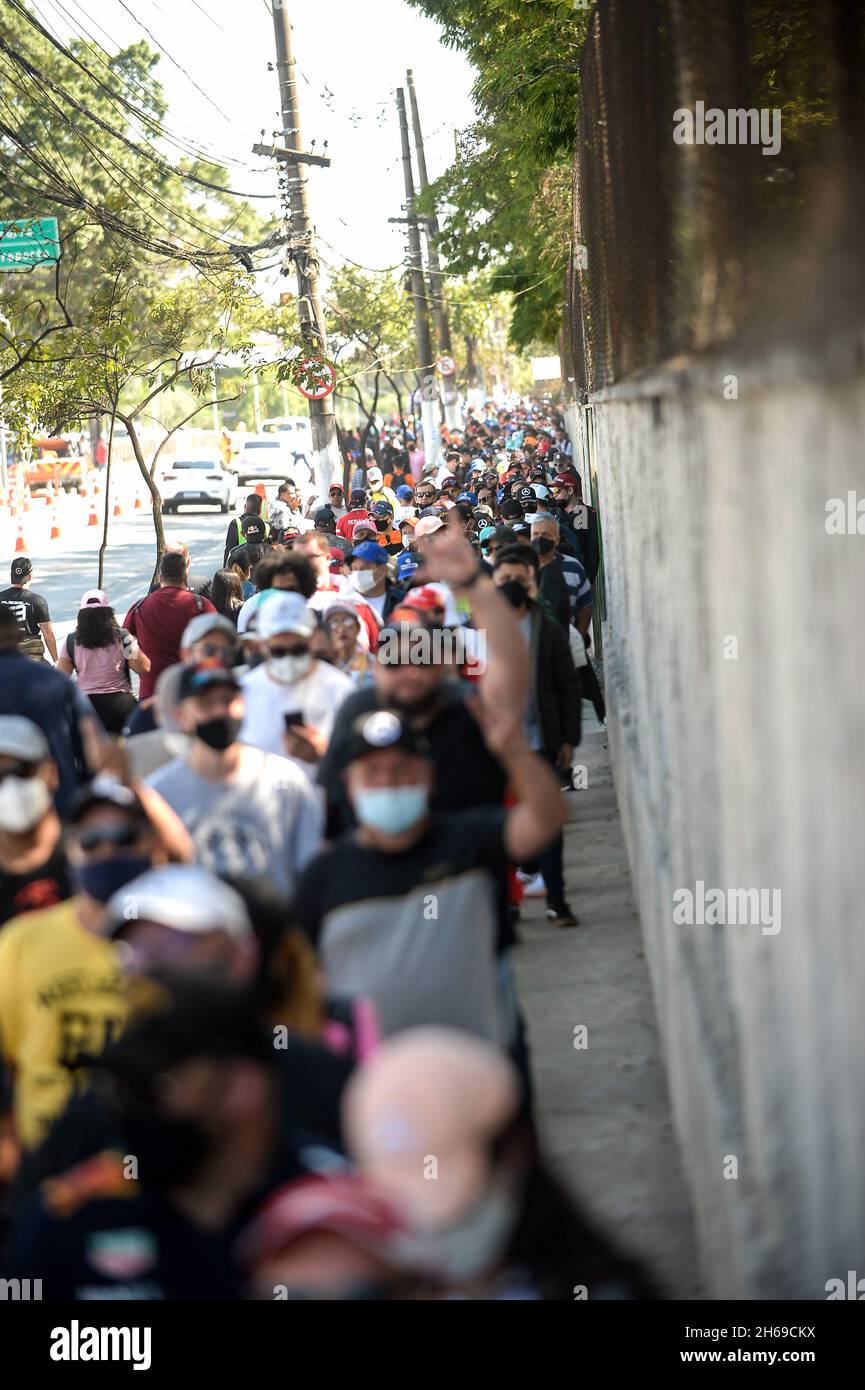 SP - Sao Paulo - 11/14/2021 - FORMULE 1 BRÉSIL 2021 GP, 2021 FORMULE 1 SAO PAULO GP - Publico commence à arriver pour le Grand Prix de Sao Paulo tenu à l'Autodrome Interlagos par le circuit mondial de Formule 1 pendant la saison 2021.Photo: Duda Bairros/AGIF/Sipa USA Banque D'Images