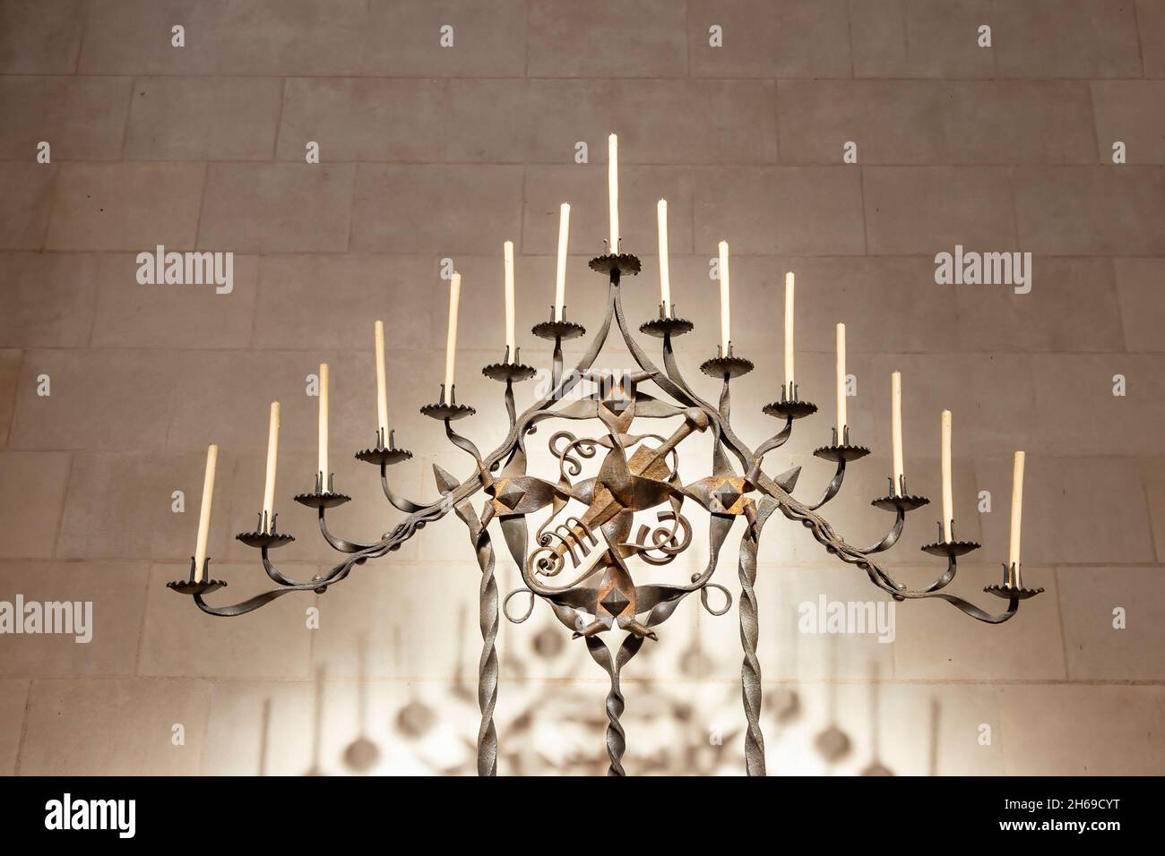 Candelabra avec 15 chandeliers en forme de triangle utilisé pour les célébrations de pâques jusqu'en 1956 à l'intérieur de la famille Sacrée, église de la Sagrada Familia, Banque D'Images