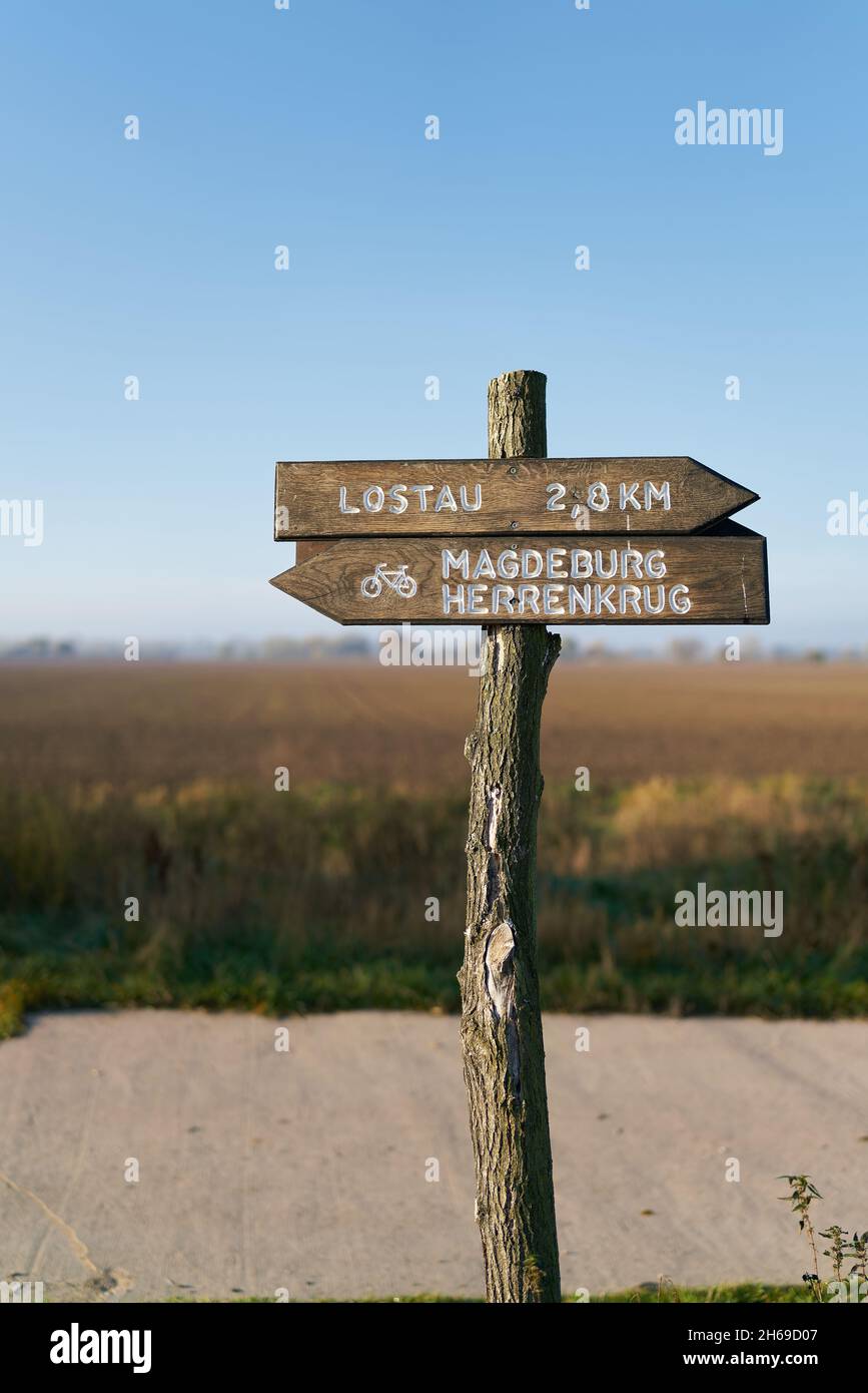 Panneau sur le populaire chemin de vélo d'Elbe entre la ville de Magdeburg et le village de Lostau en Allemagne Banque D'Images