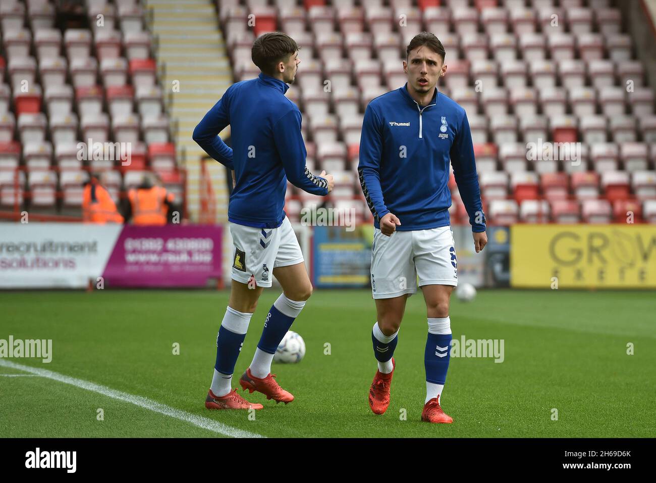 EXETER, GBR.13 NOV. Callum Whelan d'Oldham Athletic lors du match Sky Bet League 2 entre Exeter City et Oldham Athletic au St James' Park, Exeter, le samedi 13 novembre 2021.(Crédit : Eddie Garvey | MI News) Banque D'Images