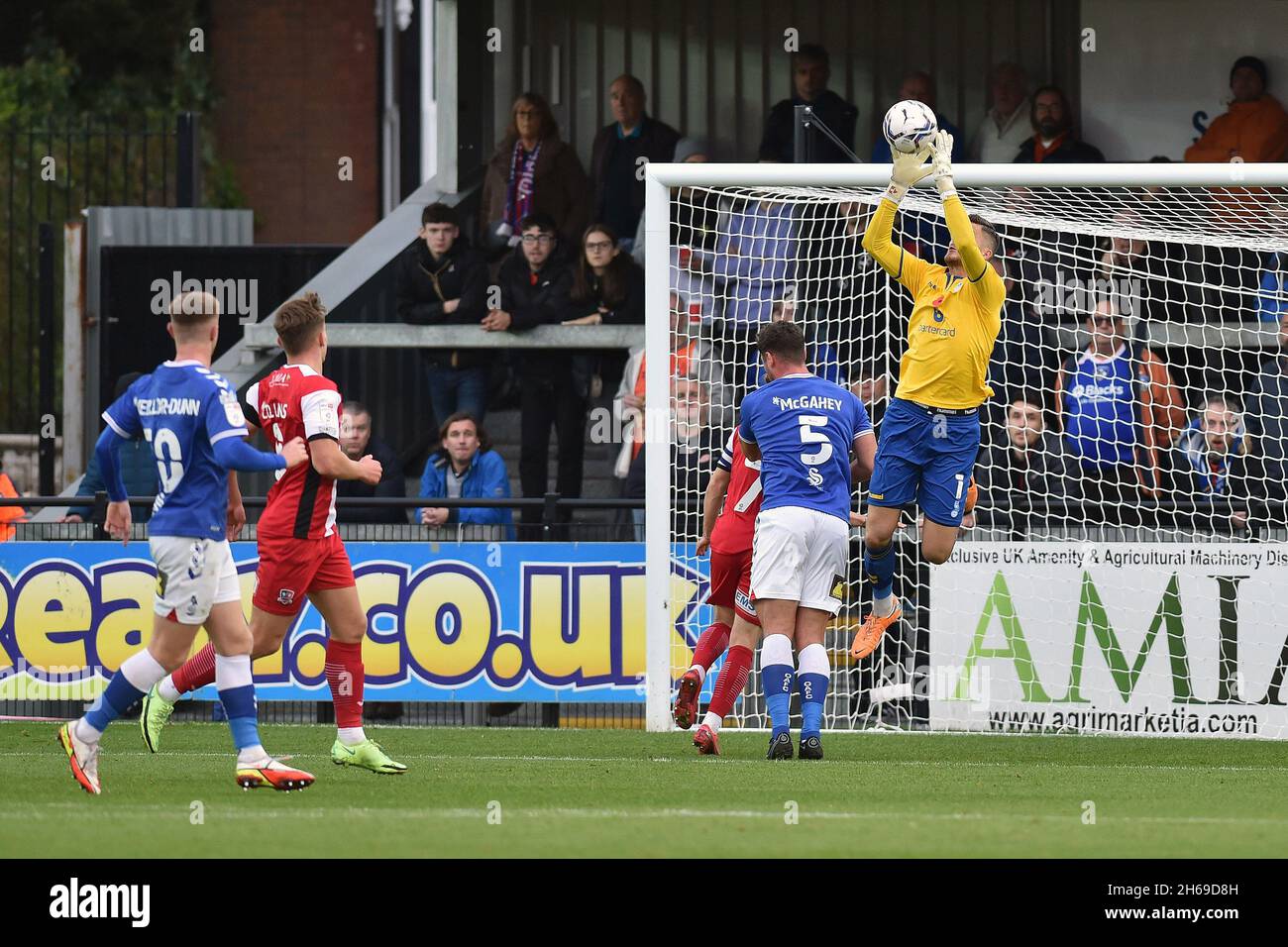 EXETER, GBR.13 NOV. Jayson Leutwiler (gardien de but) d'Oldham Athletic lors du match Sky Bet League 2 entre Exeter City et Oldham Athletic au St James' Park, Exeter, le samedi 13 novembre 2021.(Crédit : Eddie Garvey | MI News) Banque D'Images