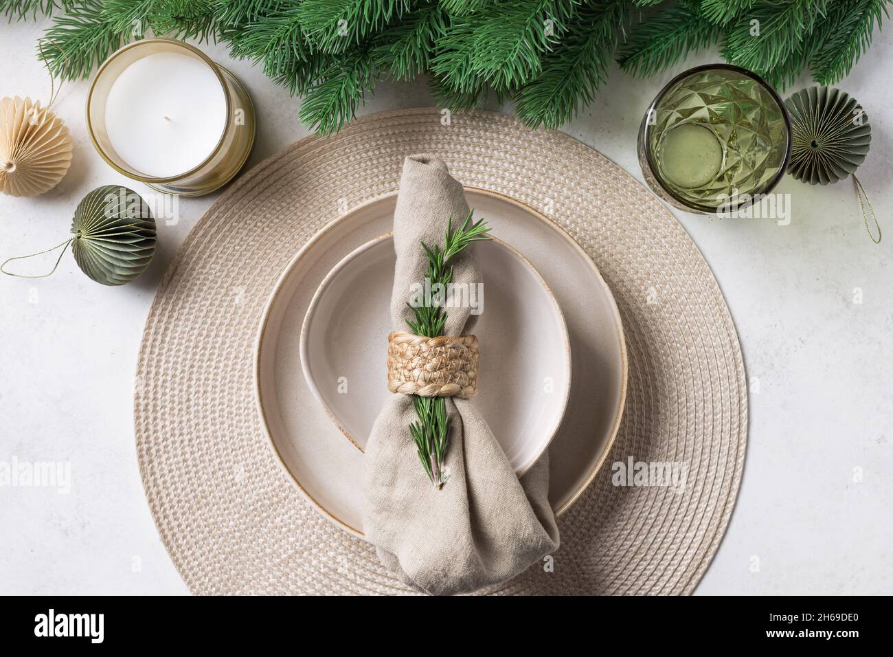 Table de Noël avec plaque en céramique, serviette en lin et décorations de vacances Banque D'Images