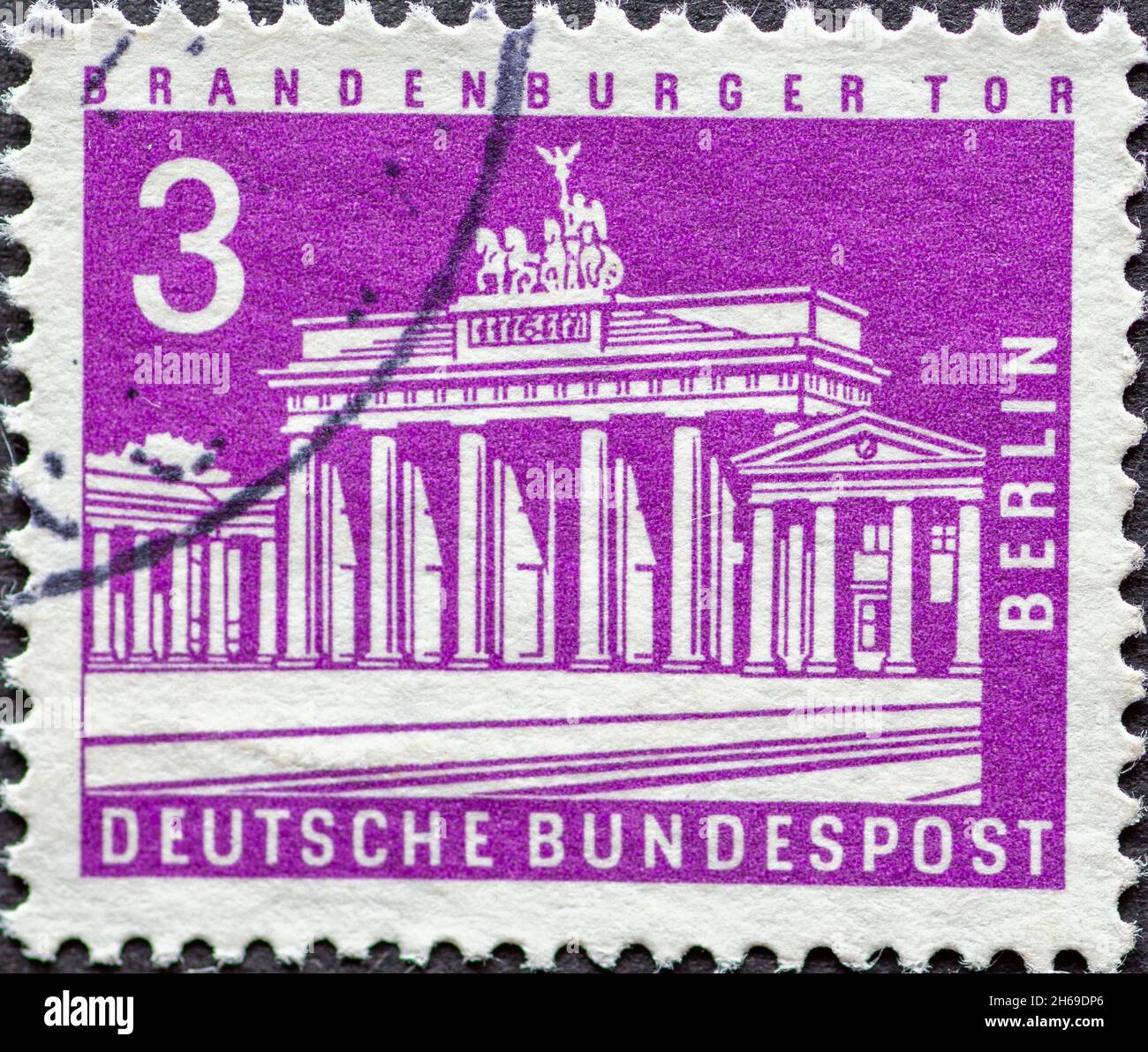 ALLEMAGNE, Berlin - VERS 1963: Timbre-poste de l'Allemagne, Berlin montrant les villes de Berlin.Porte de Brandebourg couleur: Violet Banque D'Images