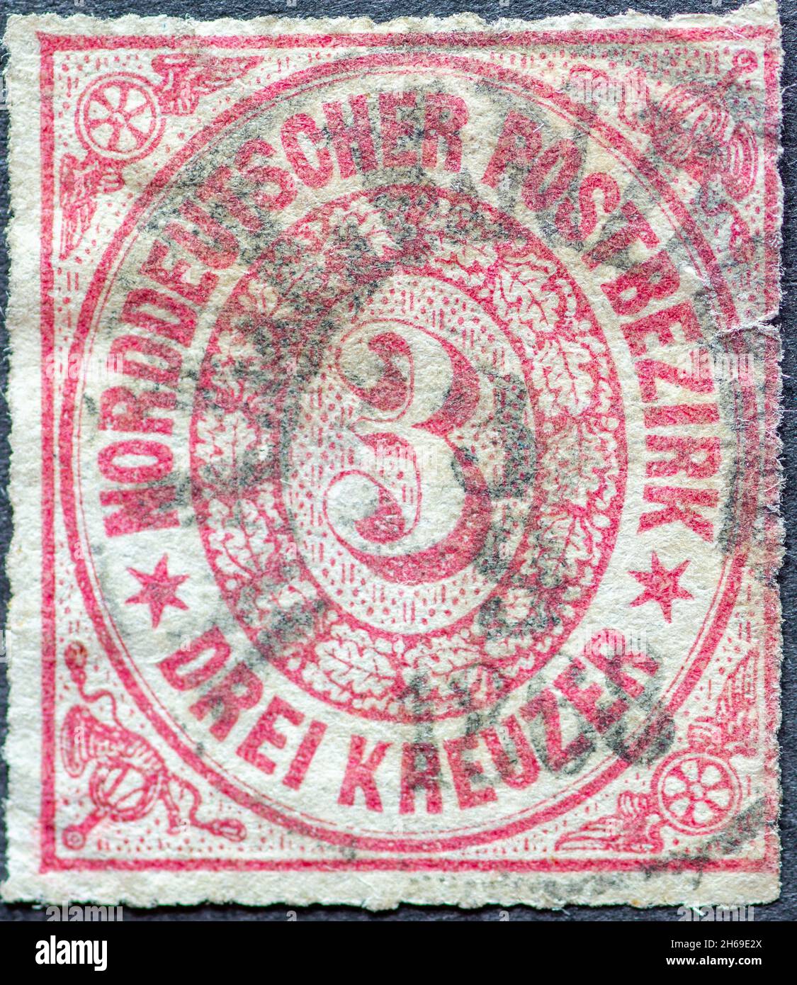 ALLEMAGNE - VERS 1868: Timbre-poste du district postal du nord de l'Allemagne. Trois croiseurs couleur: Carmin Banque D'Images